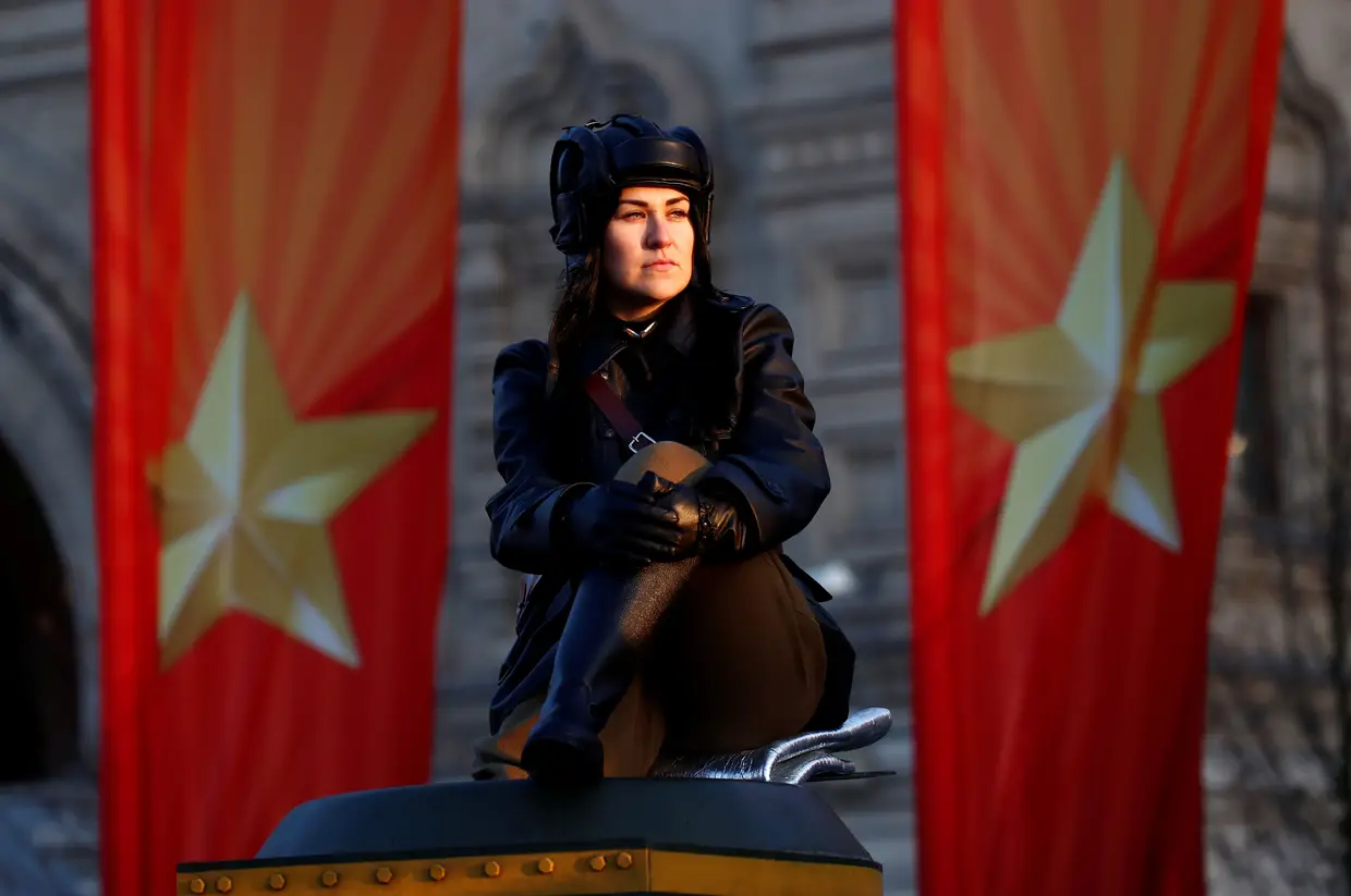 Momentos antes da parada militar na Praça Vermelha em Moscovo, no âmbito das comemorações do avanço das tropas soviéticas em 1941 em direção às linhas da Alemanha nazi.