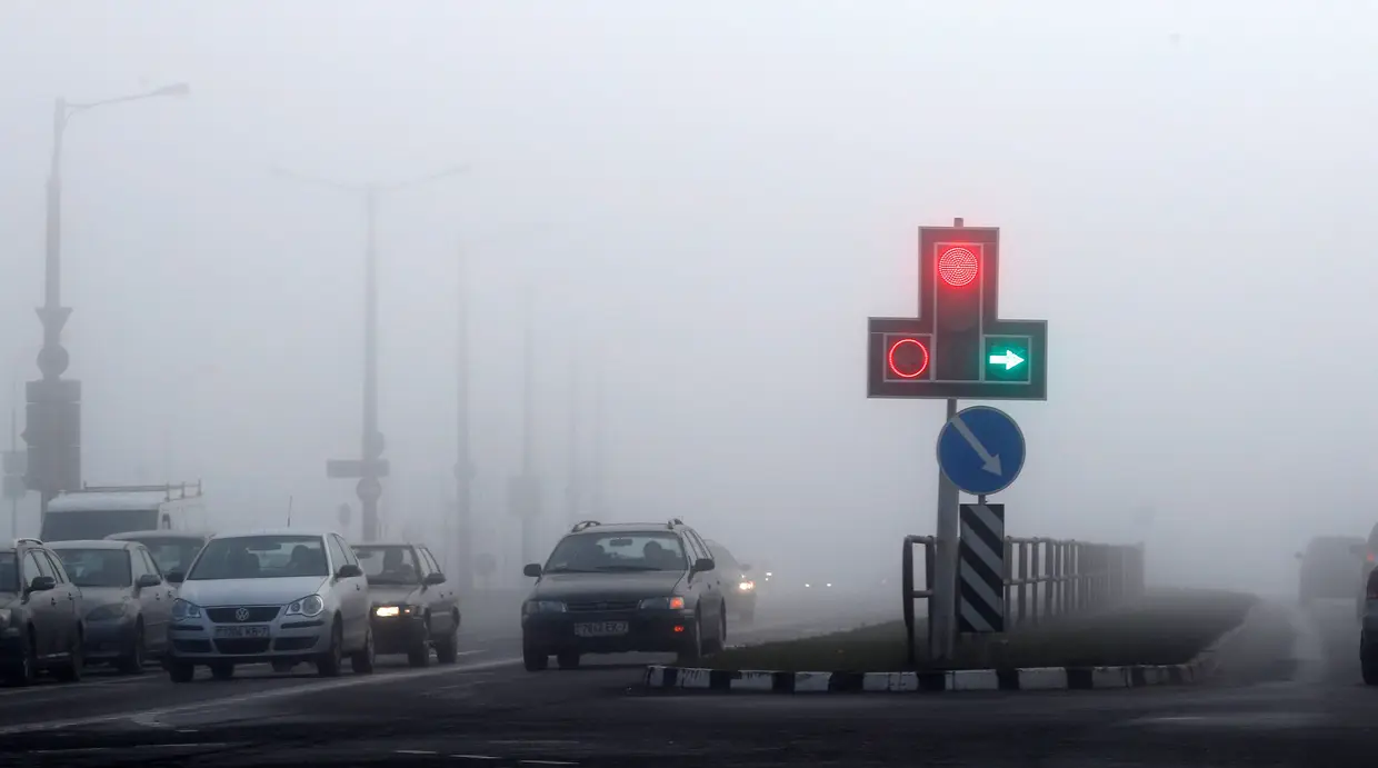 Forte nevoeiro na cidade de Minsk, Bielorrússia