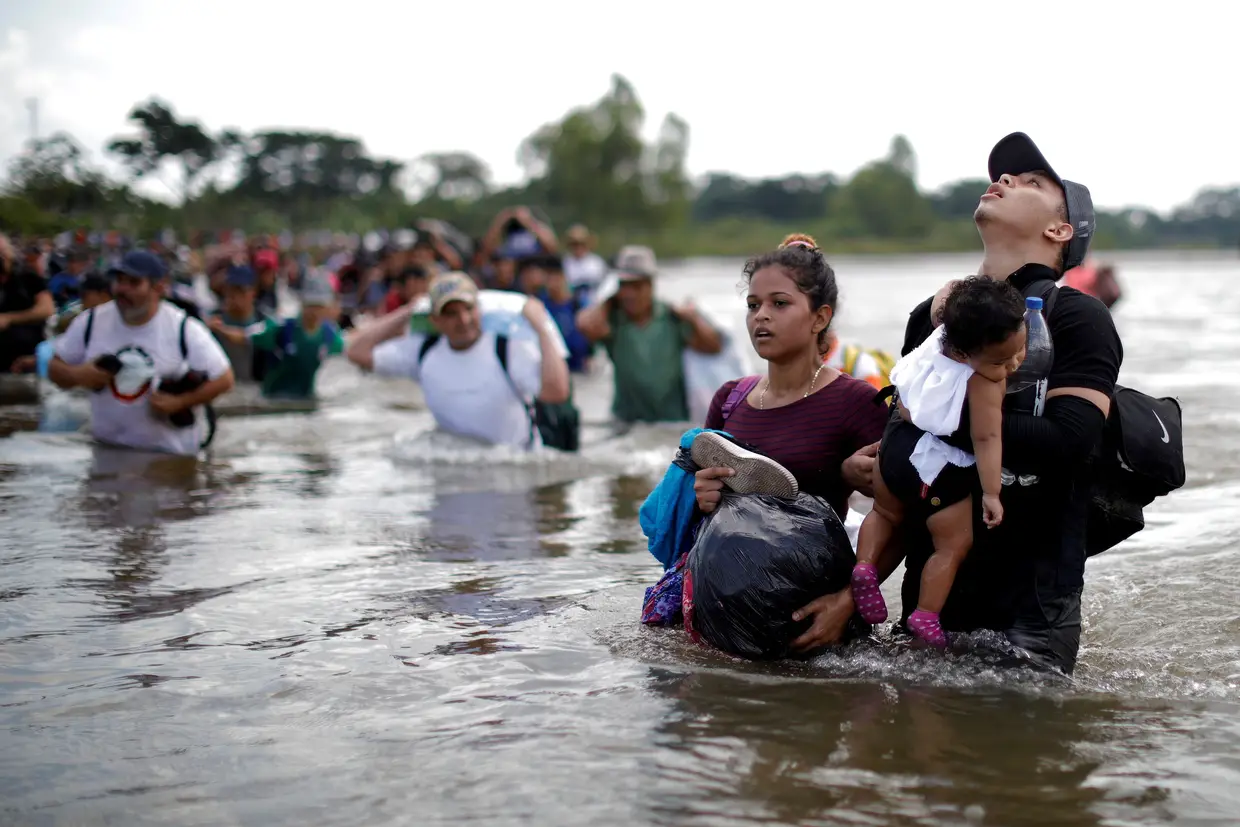 Daniel segura ao colo a filha Daniela de 1 ano, ambos vindo de El Salvador na caravana que quer chegar aos EUA.