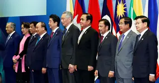 O primeiro-ministro do Japão Shinzo Abe com os 10 líderes da ASEAN, a Associação das Nações do Sudeste Asiático.