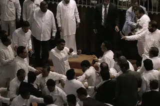 Deputados do Sri Lanka em confrontos após moção de censura