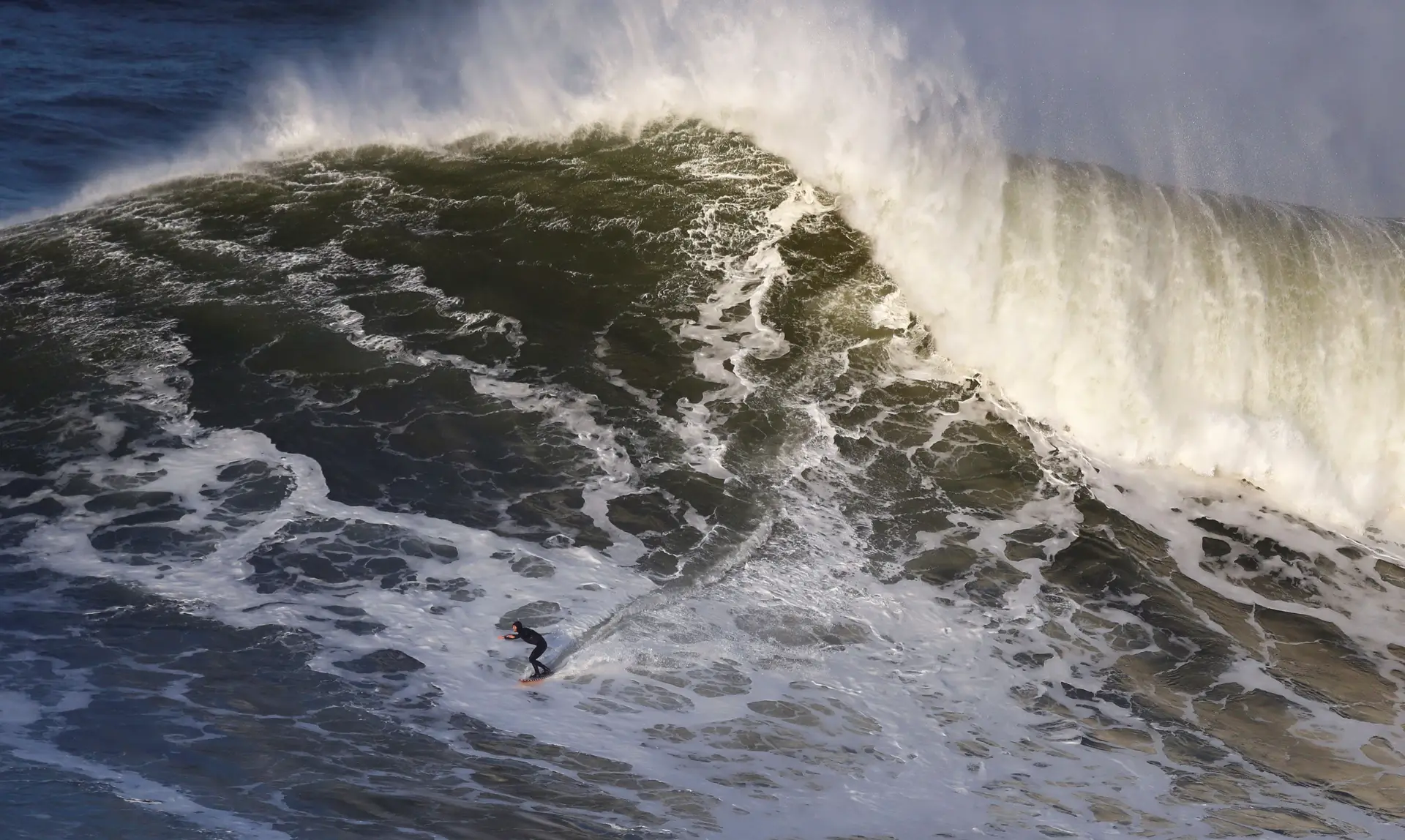 Surfista De Anos Morre Na Nazar Sic Not Cias