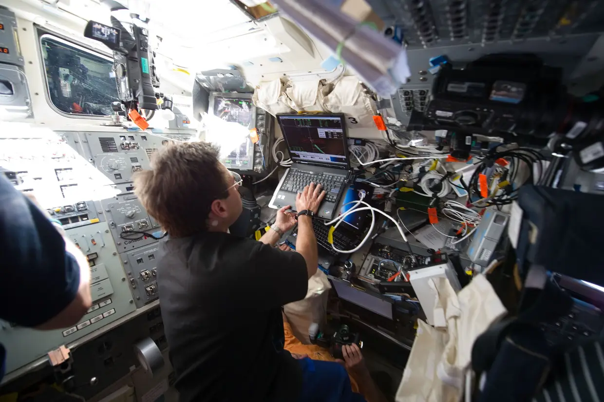 Astronauta Greg Chamitoff prepara a operação de acoplagem do foguetão Endeavour a 18 de maio de 2011.