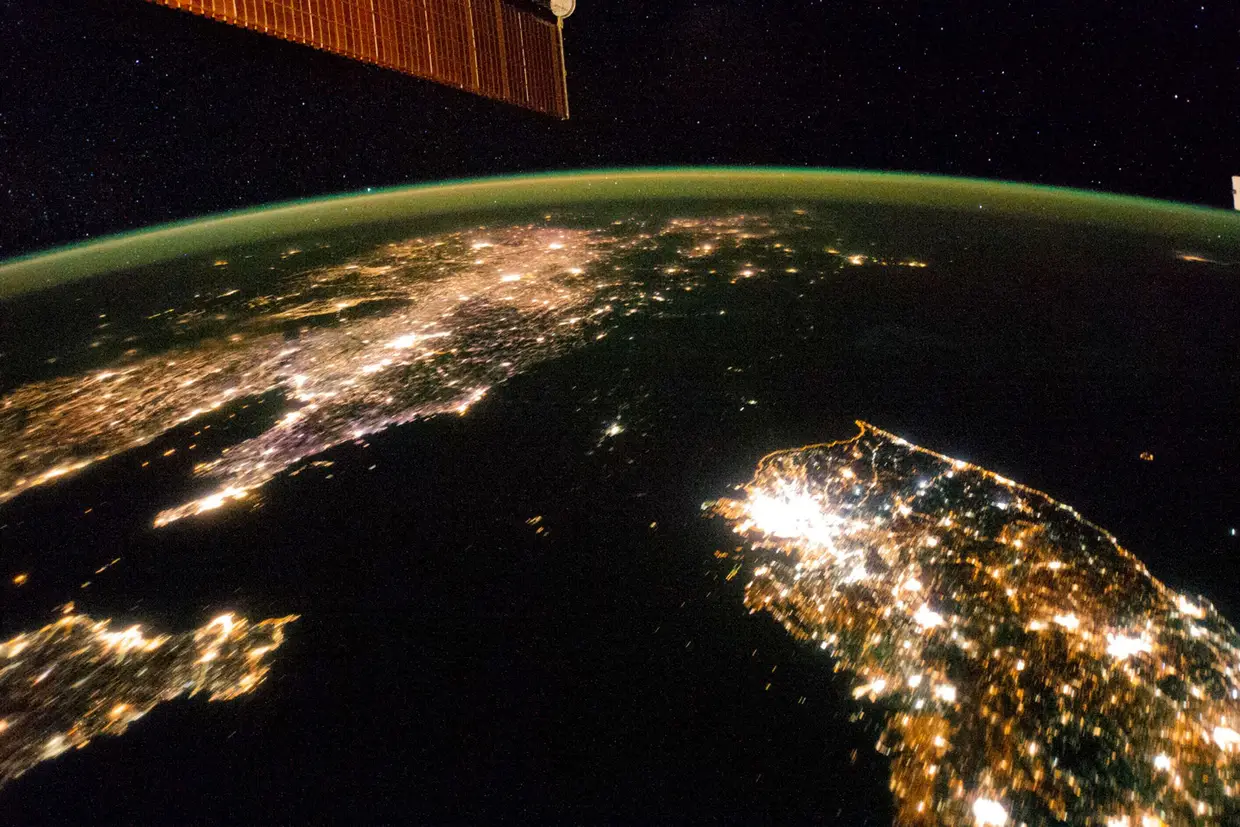 Uma vista noturna sobre a Península Coreana. Em baixo à direita vê-se uma Coreia do Sul perfeitamente iluminada. O "buraco" escuro é a Coreia do Norte, praticamente invisível do espaço sem iluminação.