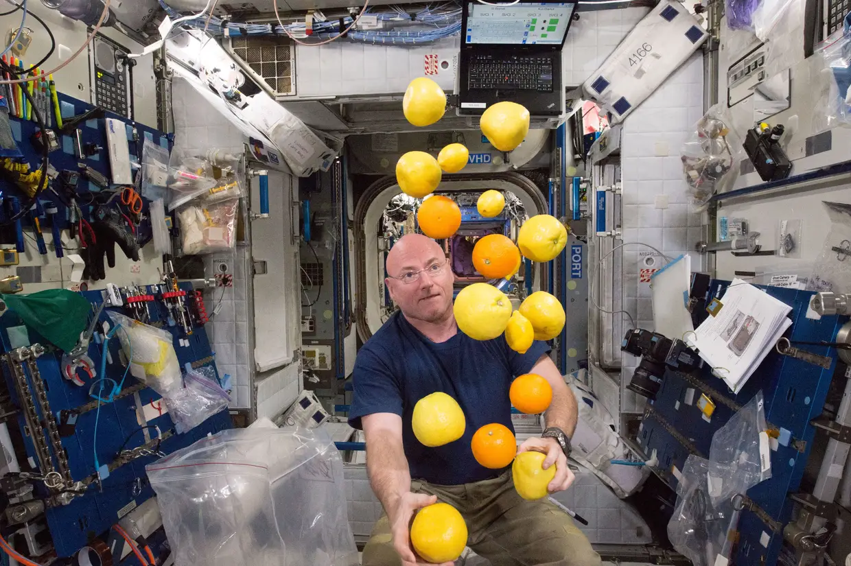 Scott Kelly foi objeto de uma experiência para avaliar os efeitos fisiológicos e psicológicos de tão prolongada saída da Terra. "Cá em baixo" ficou o seu irmão gémeo, Mark, também astronauta, mas já na reforma, com quem se fizeram comparações.