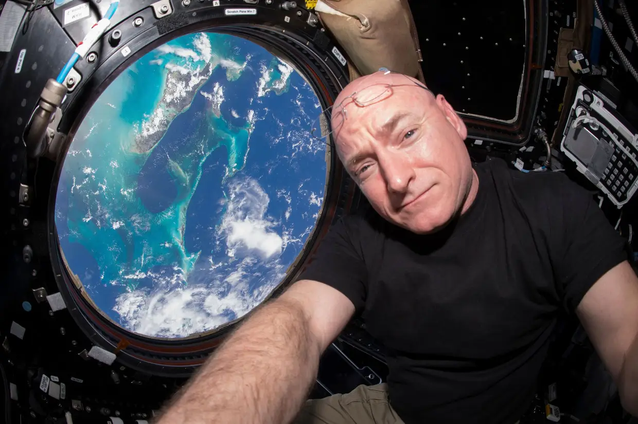 O astronauta da NASA Scott Kelly (a par do cosmonauta russo Mikhail Kornienko) bateu o recorde da mais longa estadia no espaço - 340 dias, a 11 de março de 2016.