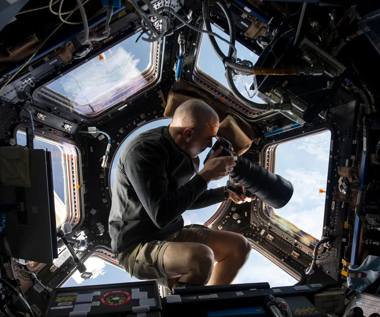 O astronauta da NASA Chris Cassid aguarda a melhor oportunidade para tirar uma fotografia à Terra.