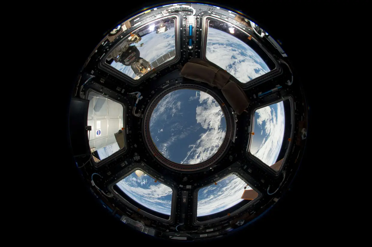 Uma janela sobre a Terra a mais de 400 km de altitude.