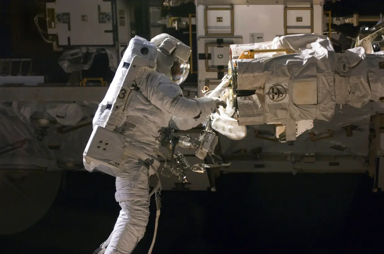Astronauta Robert L. Satcher Jr. foi dos primeiros a sair para um passeio espacial a 19 de novembro de 2009 para fazer reparações e manutenção.