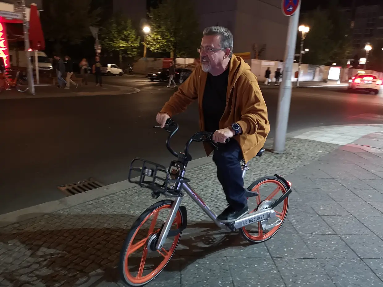 De bicileta elétrica, em Berlim, na Alemanha