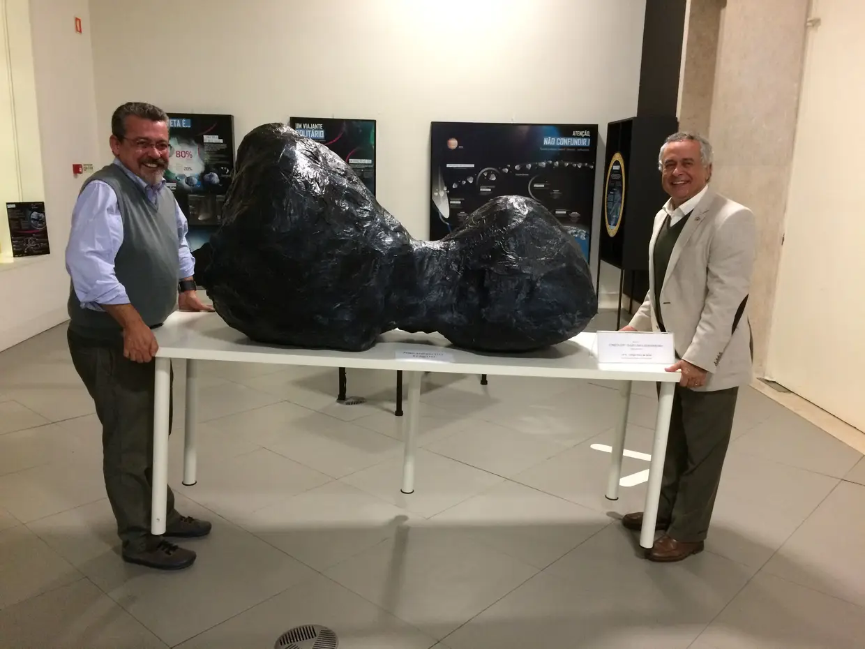 Lourenço Medeiros e Rui Agostinho, do Observatório Astronómico de Lisboa, com o modelo de um meteoro onde pousou a sonda Rosetta