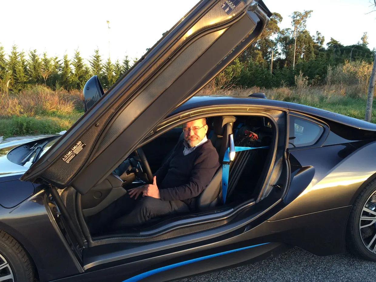 Em reportagem, com um BMW I8 elétrico
