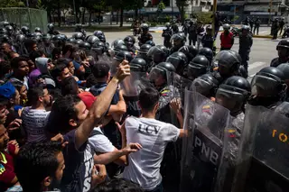 Polícia venezuelana impede estudantes universitários de se manifestarem