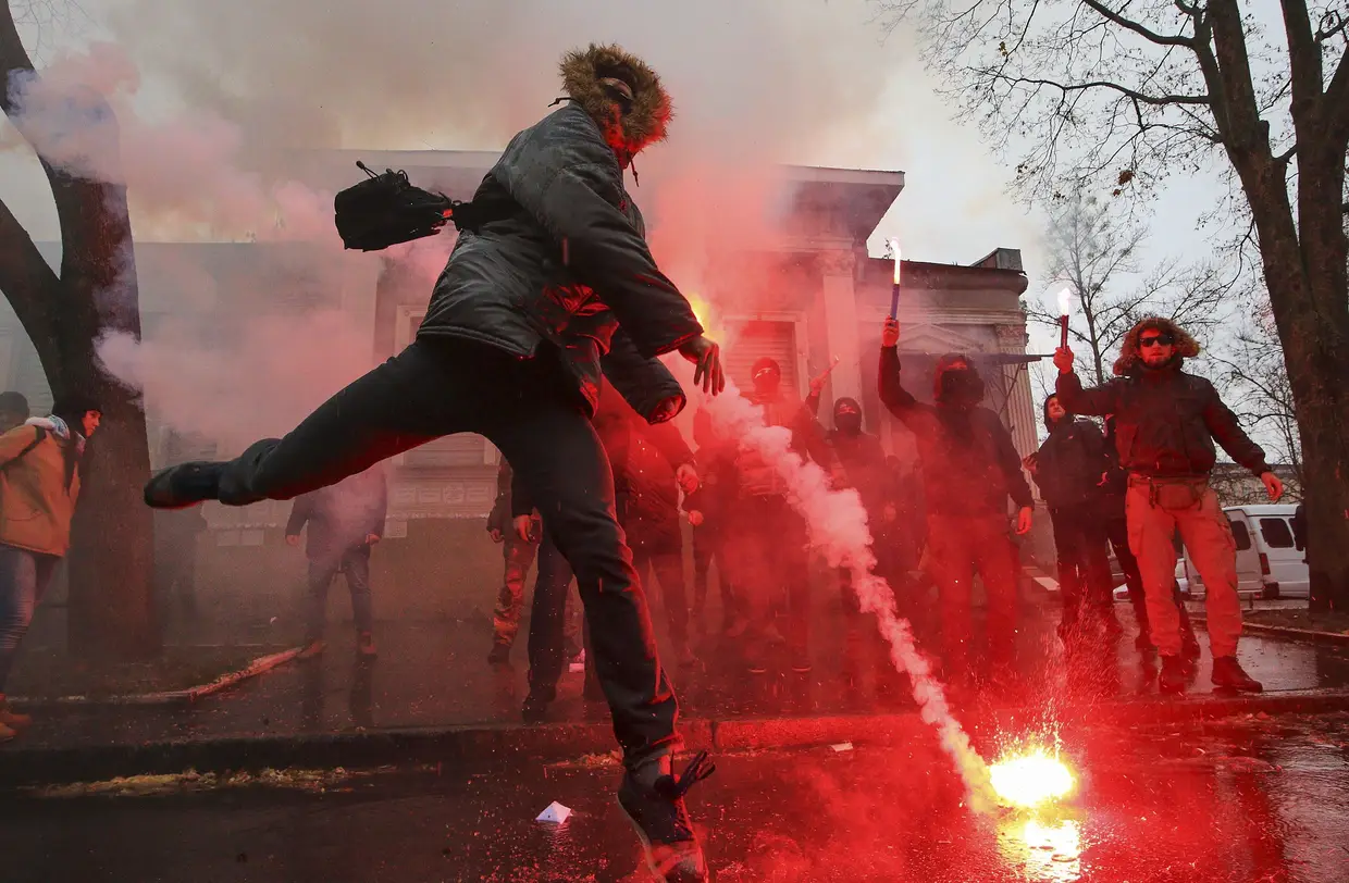 Ativistas ucranianos em protesto, à frente do consulado russo em Kharkiv, na Ucrânia, contra as últimas diligências russas, que impediram três navios oriundos da Ucrânia de atravessar o Estreito de Querche, que dá acesso ao Mar de Azov, onde estão importantes portos ucranianos.