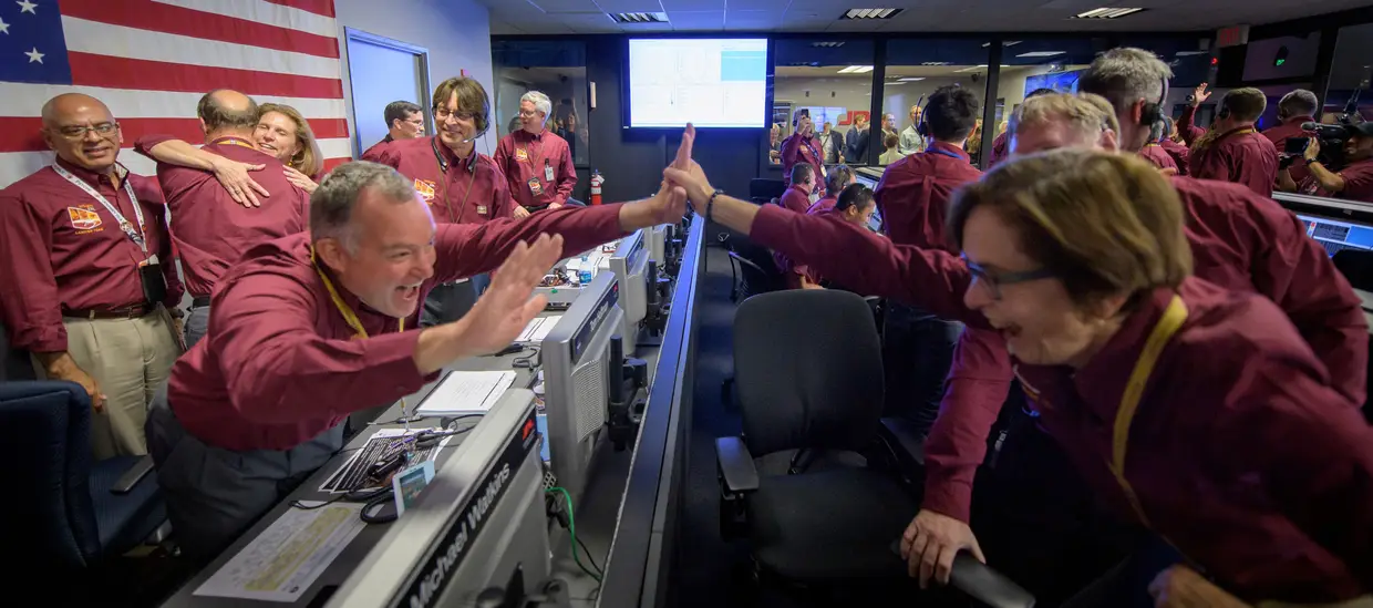 Equipa da missão InSight celebra a aterragem da sonda em Marte.