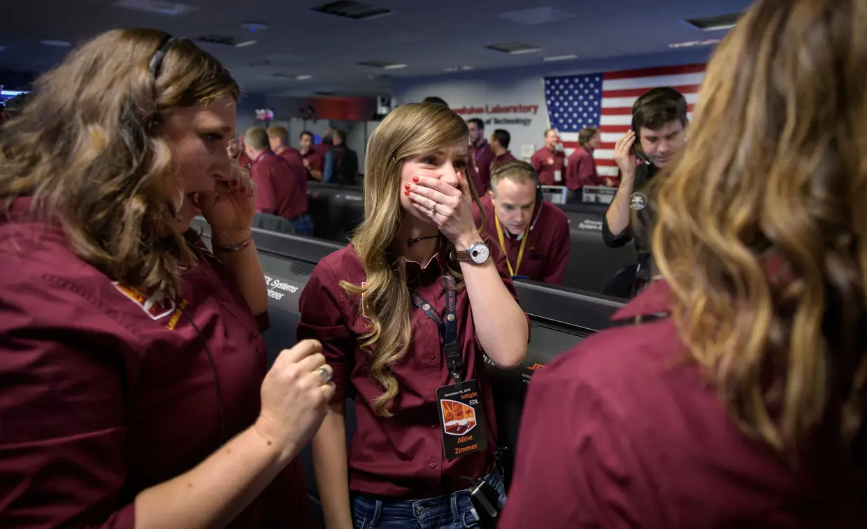Momentos de emoção após a aterragem da sonda InSight em Marte, que a NASA transmitiu em direto.