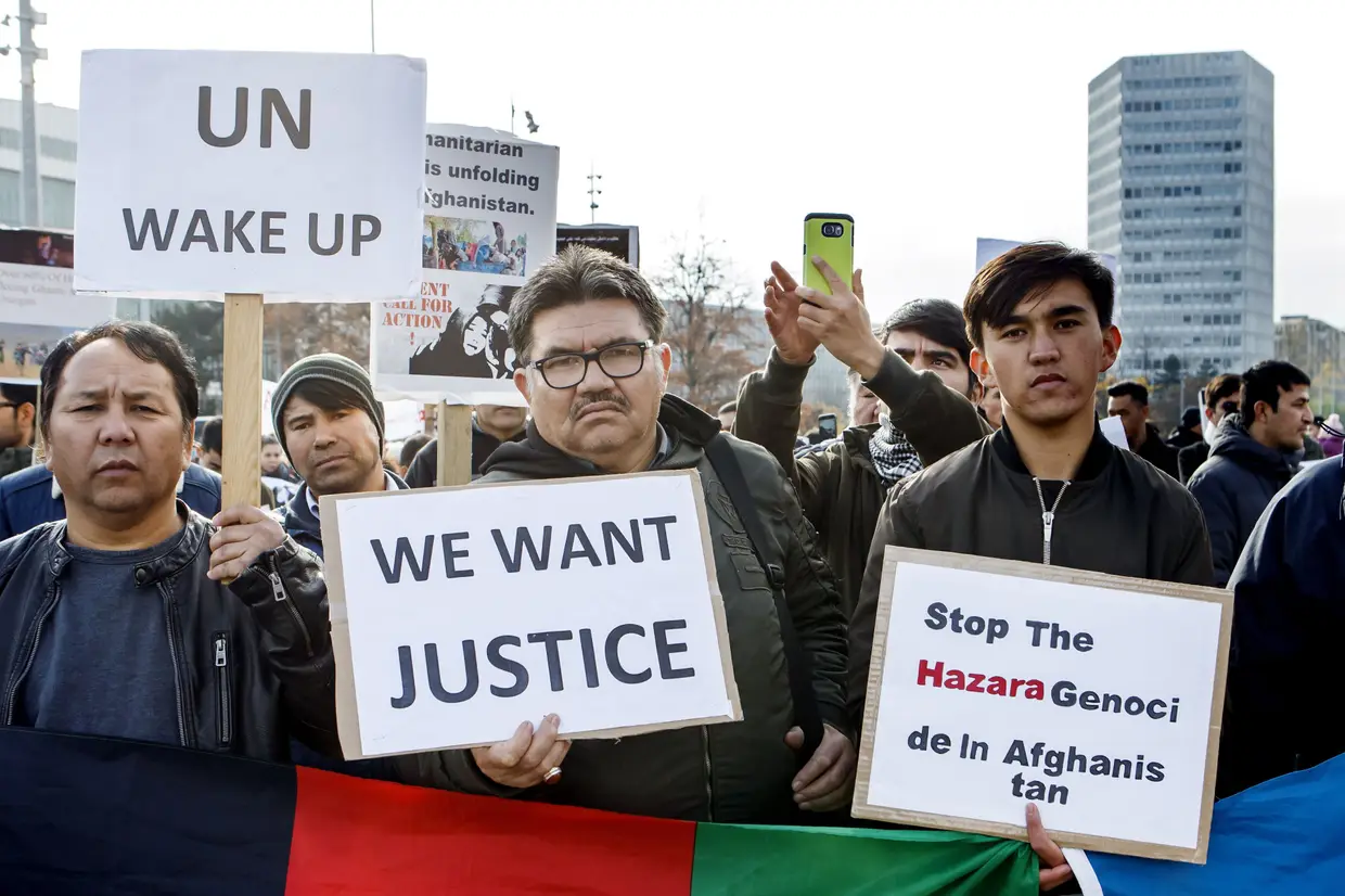 Hazaras, um povo de origem mongol, protesta contra o governo afegão junto ao Place des Nations, na Suíça, onde está a decorrer a Conferência de Genebra.