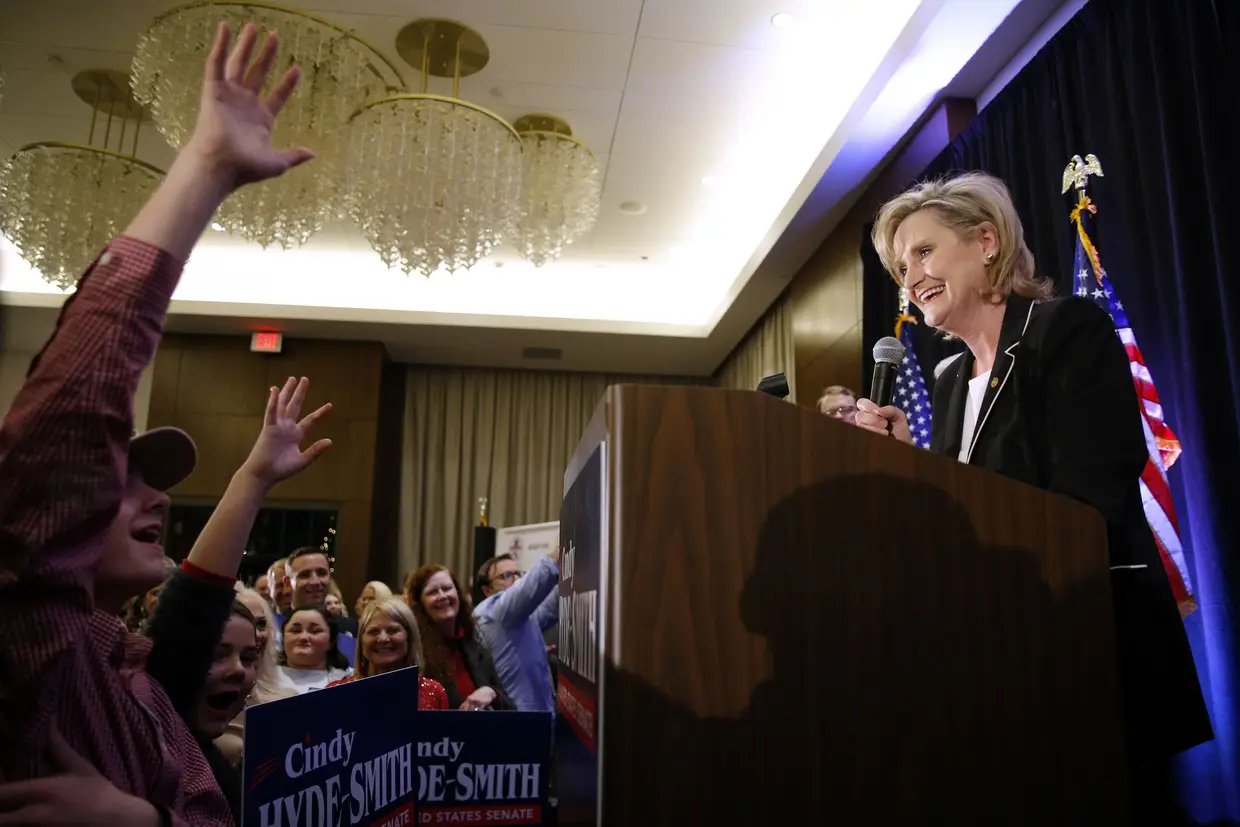 A senadora republicana dos Estados Unidos, Cindy Hyde-Smith, venceu a segunda volta das eleições no Mississippi e tornou-se na primeira mulher eleita para o Senado (câmara alta do Congresso) por aquele estado norte-americano.