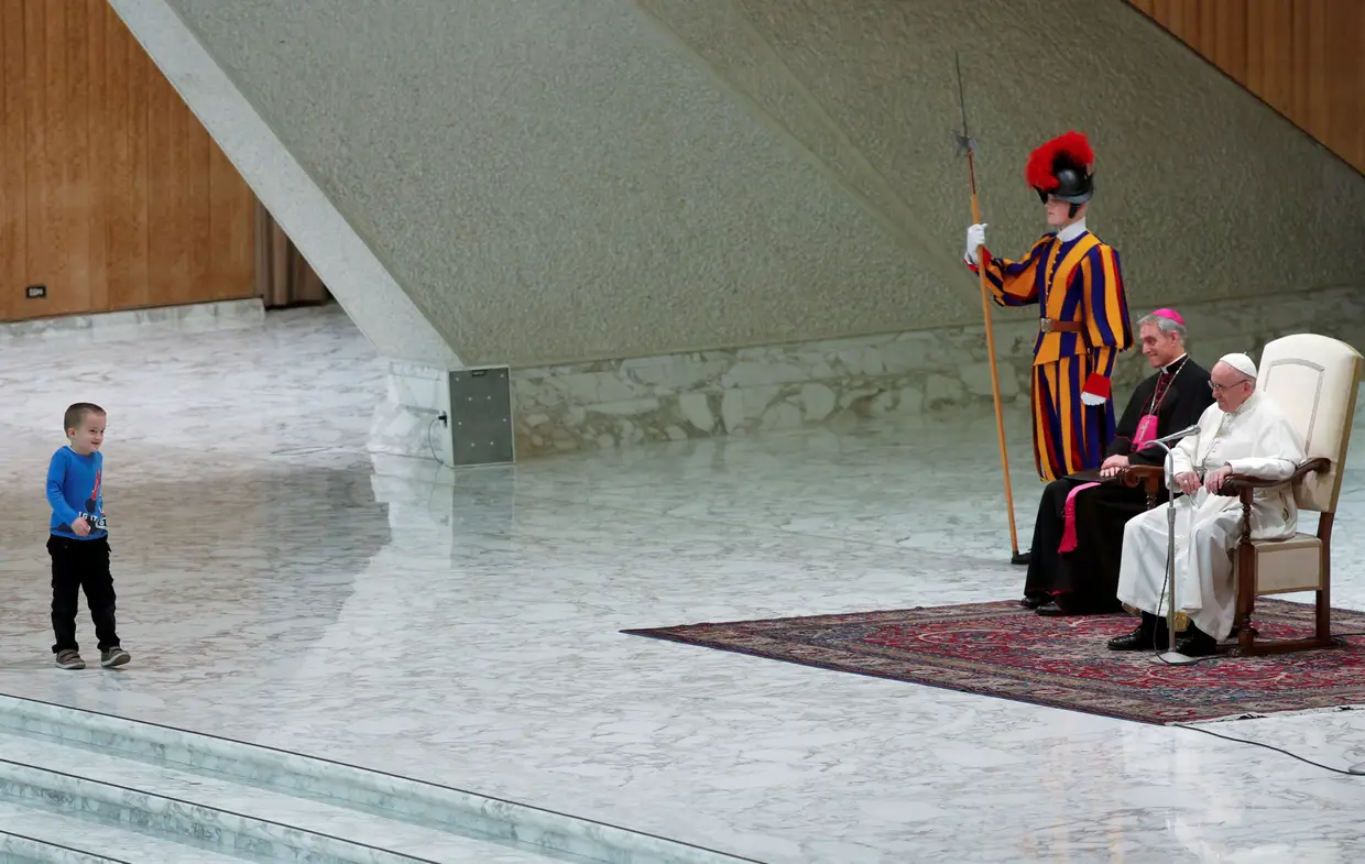 Uma criança argentina subiu ao palco durante a audiência geral do Papa Francisco aos peregrinos, em Roma, e decidiu brincar com a farda do guarda suíço, cumprimentar a segurança do Sumo Pontífice e andar a correr por trás da cadeira do Papa.