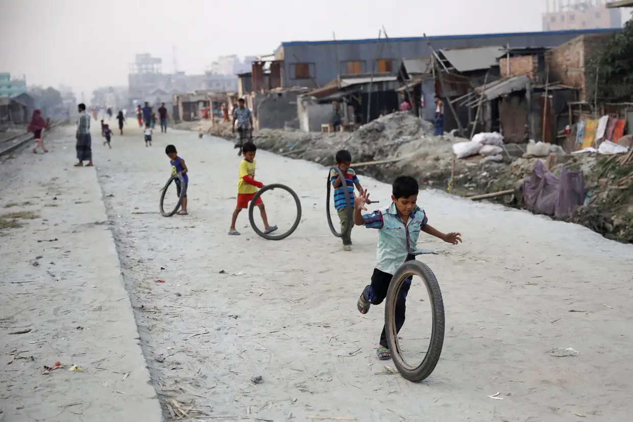 Crianças brincam nas ruas de Daca, capital do Bangladesh.