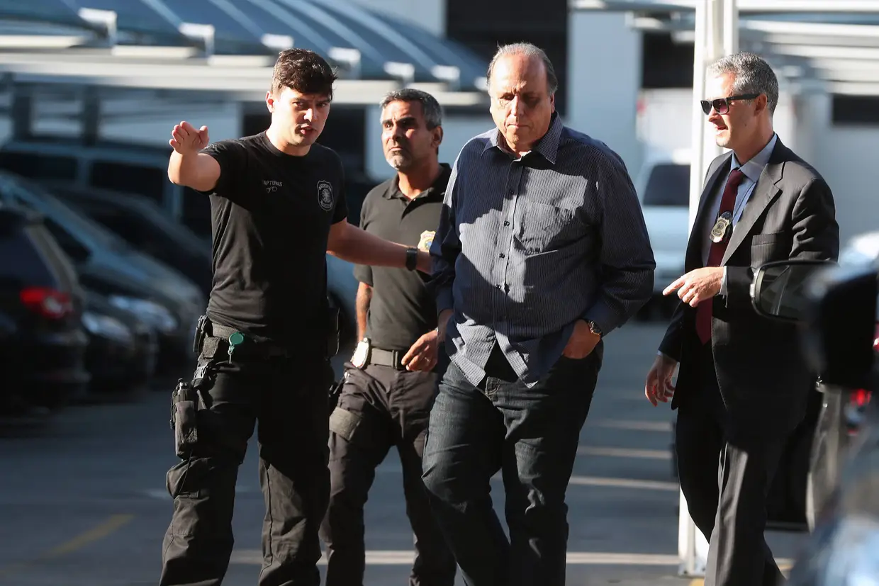 O Governador do Estado do Rio de Janeiro, Luiz Fernando Pezão, foi detido esta quinta-feira num desdobramento da operação Lava Jato, que investiga esquemas de corrupção na estatal petrolífera Petrobras e em órgãos públicos do Brasil.