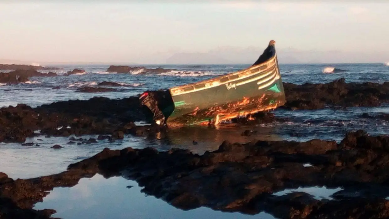 O barco que transportou 12 migrantes até Lanzarote, nas Ilhas Canárias, Espanha. Foram ainda encontrados 50 quilos de haxixe na embarcação.