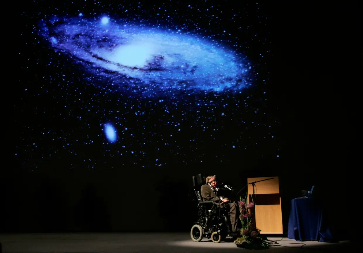 O físico britânico Stephen Hawking, cujo trabalho na área da relatividade e dos buracos negros se destacou, morreu aos 76 anos de idade, na sua casa em Cambridge, Reino Unido. (8 de janeiro de 1942 - 14 de março de 2018)