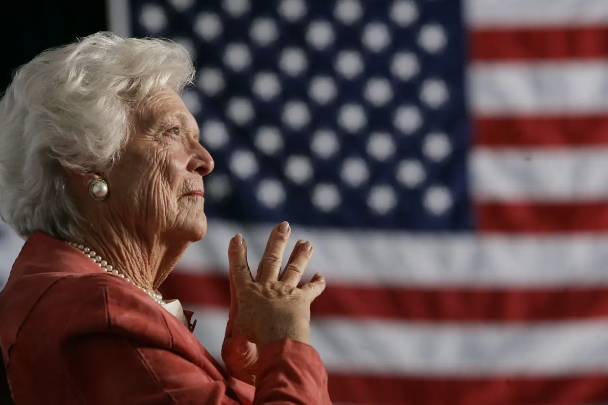 Barbara Bush, a mulher de George Bush e mãe de George W. Bush, morreu aos 92 anos. A antiga primeira-dama foi a única mulher a assistir à tomada de posse do marido e filho como Presidente dos Estados Unidos da América. (8 de junho de 1925 - 17 de abril de 2018)