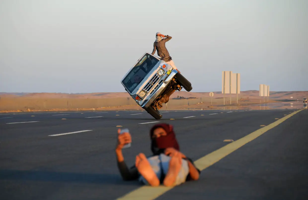 Praticantes de "Sidewall Skiiwall", por outras palavras, a moda de conduzir carros só com duas rodas, na Arábia Saudita.