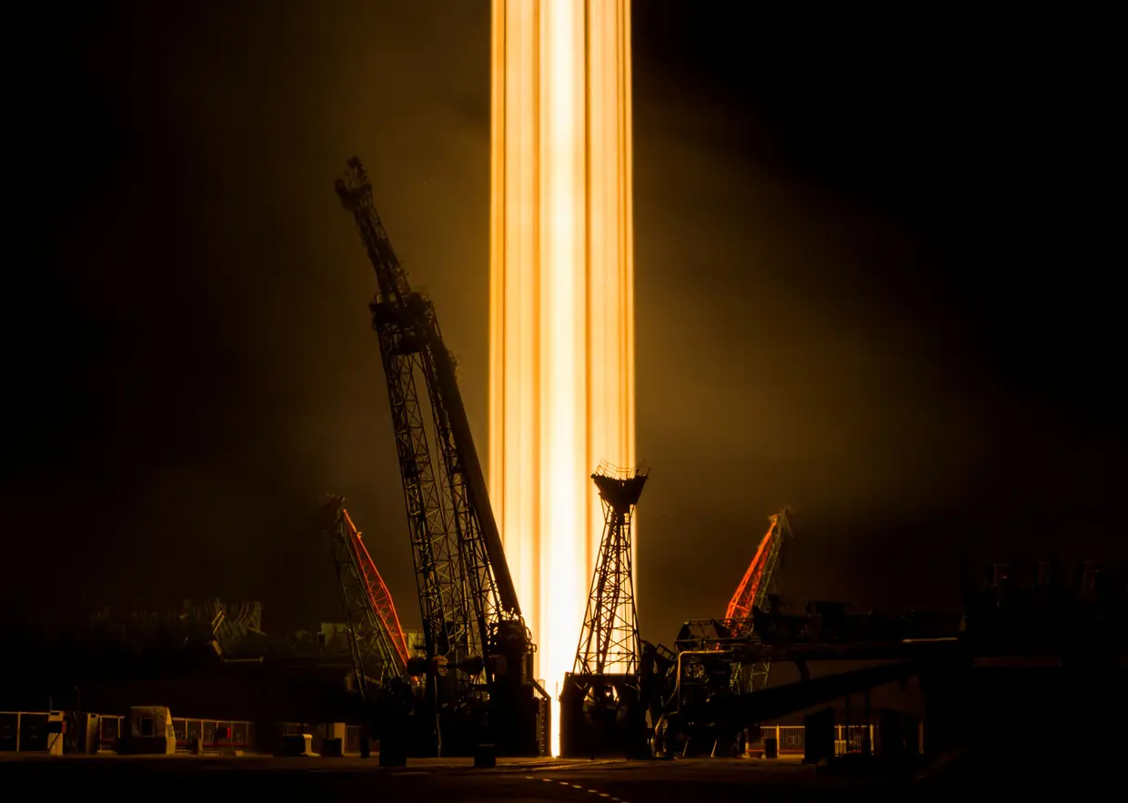 A nave Soyuz MS-08 momentos antes de descolar da plataforma de lançamento no Cosmódromo de Baikonur, no Cazaquistão. Transporta os astronautas Drew Feustel e Ricky Arnold, dos EUA, e Oleg Artemyev, de Roscosmos, até à Estação Espacial Internacional.