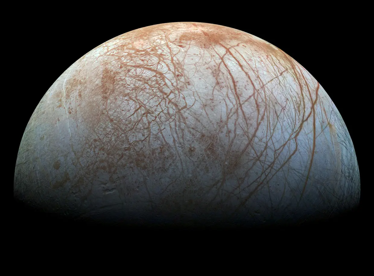 Europa, uma das luas de Júpiter, vista pela sonda Galileu no final dos anos 90. (Imagem obtida pela agência Reuters em maio de 2018)