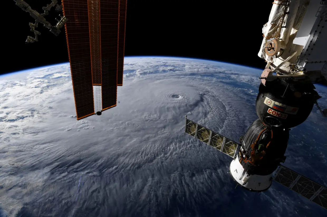 Uma foto tirada a partir da Estação Espacial Internacional e partilhada nas redes sociais pelo astronauta Ricky Arnold mostra o furacão Lane perto do Havai, nos EUA.
