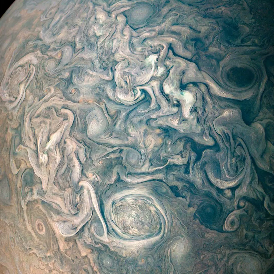 Cinturões e vórtices rodopiantes de nuvens no hemisfério norte de Júpiter. Imagem captada pela sonda espacial Juno da NASA.
