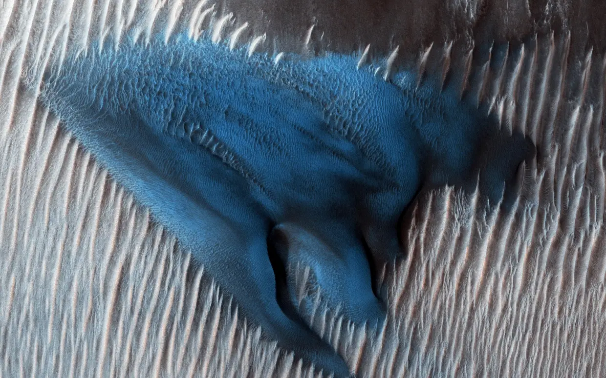 Um campo de dunas de areia de barchan azul turquesa na superfície de Marte.