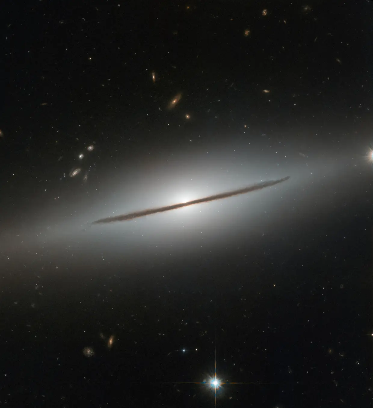 Na imagem, tirada através do Telescópio Espacial Hubble, é possível ver a galáxia espiral NGC 1032, que se encontra a cerca de 100 milhões de anos-luz de distância da Terra, na direção da constelação Cetus (Baleia).
