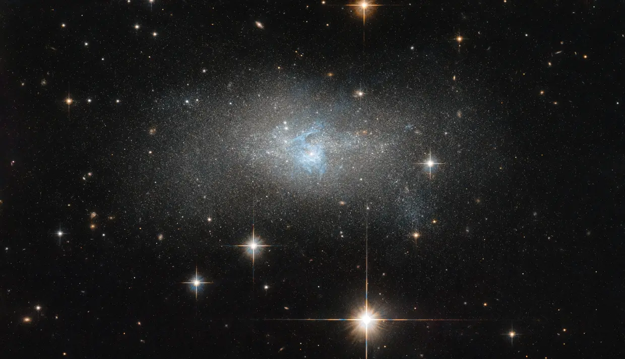 Na imagem feita a partir do Telescópio Espacial Hubble é possível ver a galáxia anã IC 4870, que se encontra a 28 milhões de anos-luz de distância da Terra.