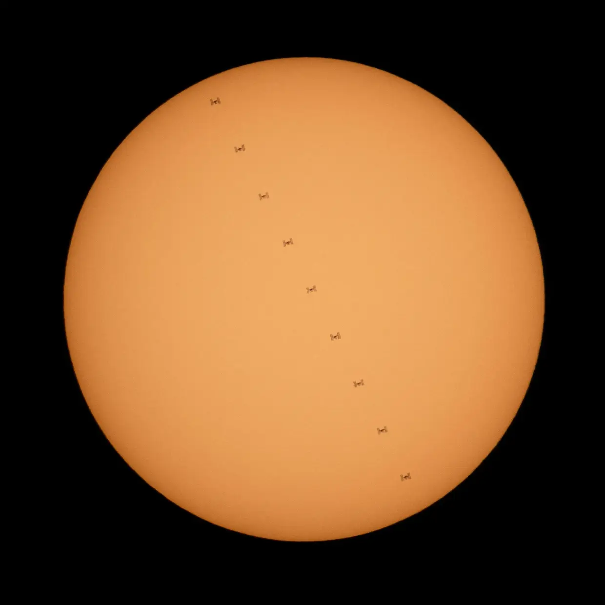 O Sol visto a partir de Suffolk, uma cidade na Virgínia, Estados Unidos da América.