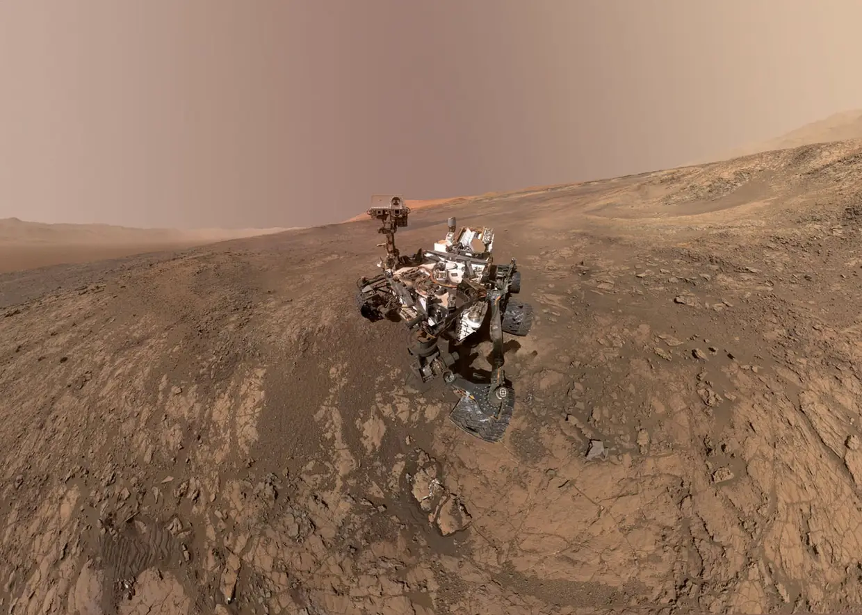 Um "auto-retrato" do rover Curiosity, da NASA, mostra o veículo em Vera Rubin Ridge no planeta Marte.