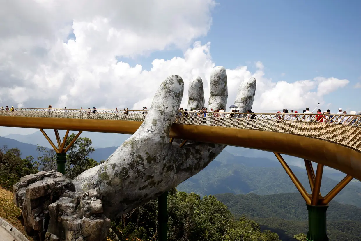 Uma ponte dourada, apoiada em duas rochas moldadas em forma de mão, foi inaugurada este ano em Da Nang, no Vietname. A estrutura, com mais de 150 metros de comprimento e 1.4000 metros de altura, tem como base as "mãos dos deuses".