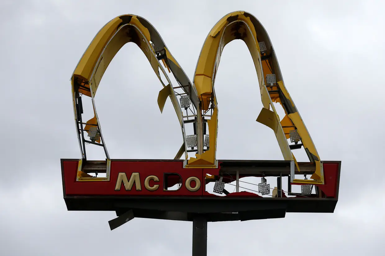 O sinal da multinacional McDonald's após a passagem do furacão Michael em Panama City Beach, na Florida, EUA.