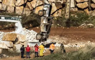 Elementos da Proteção Civil e dos bombeiros retiram uma viatura que estava submersa no fundo da pedreira na sequência do deslizamento de terras e colapso de uma estrada em Borba, no passado dia 19 de novembro, em Borba.