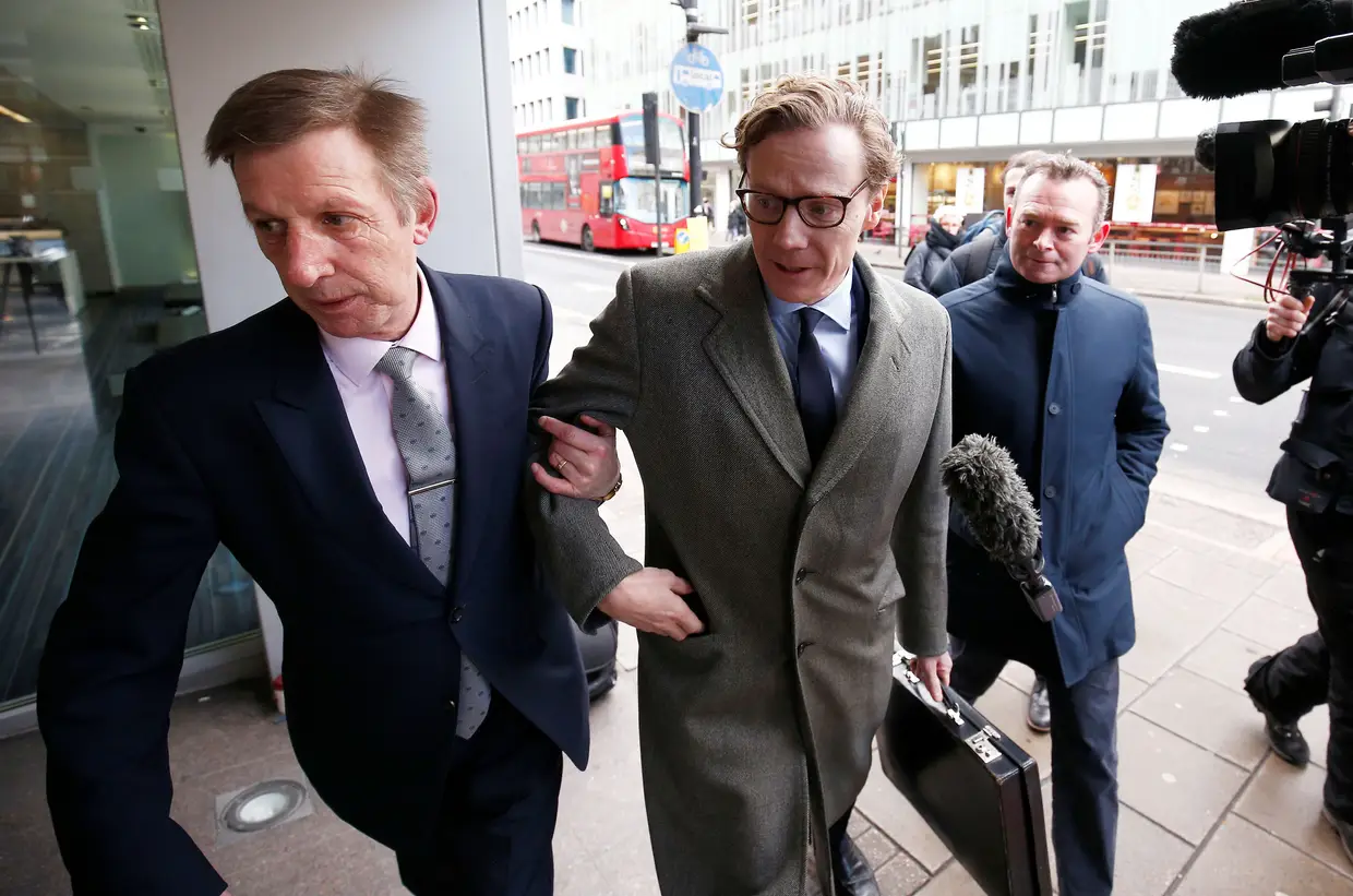 Alexander Nix, CEO da Cambridge Analytica, chega aos escritórios da empresa em Londres, no Reino Unido. Os escritórios da Cambridge Analytica em Londres foram alvo de buscas no âmbito da polémica sobre o uso indevido de dados do Facebook para influenciar as presidenciais nos Estados Unidos e o referendo sobre o Brexit.