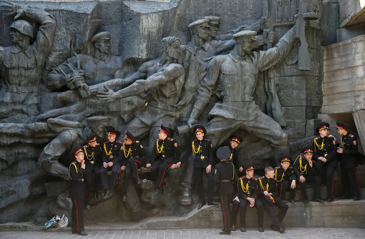 Cadetes descansam depois da cerimónia do 73º aniversário da vitória sobre a Alemanha nazi na Segunda Guerra Mundial, no complexo do museu da Segunda Guerra Mundial, em Kiev, na Ucrânia.
