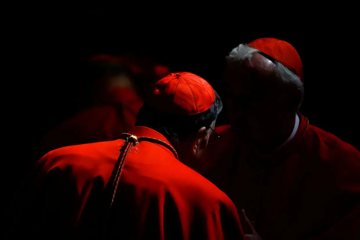 Cardeais conversam durante uma cerimónia na Basílica de São Pedro, no Vaticano.