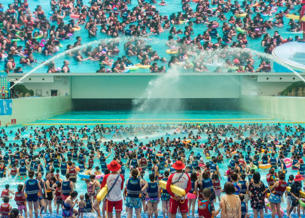 Uma piscina com um ecrã gigante em Chengdu, China.