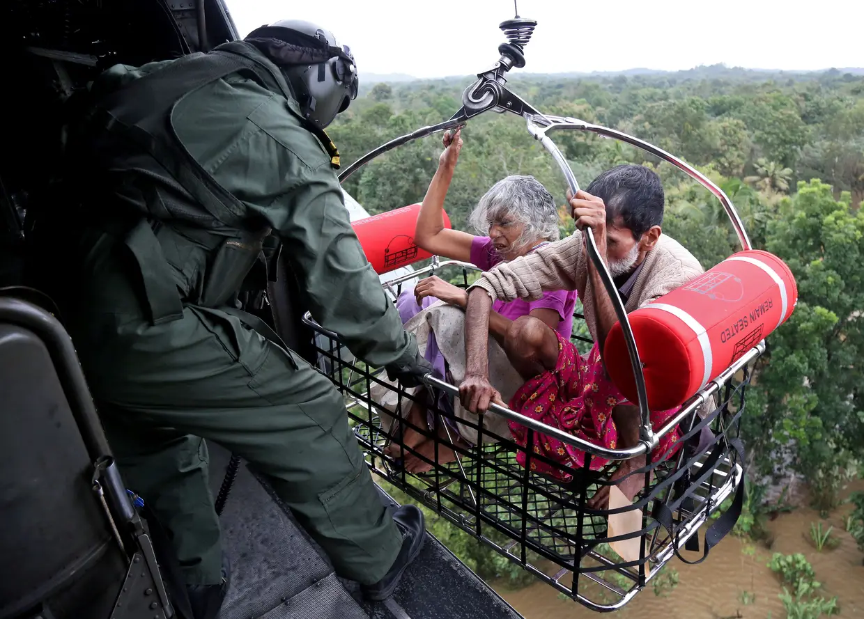 Equipas resgatam vítimas das cheias na Índia.