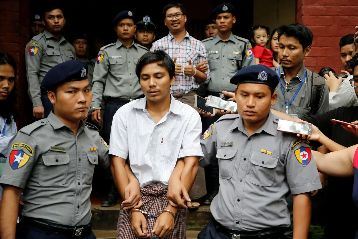 Um tribunal de Myanmar condenou a sete anos de prisão os dois jornalistas da agência Reuters, Wa Lone, 32 anos, e Kyaw Soe Oo, 28 anos, acusados de obterem ilegalmente documentos oficiais do Governo, na sequência de uma investigação que realizavam sobre "limpeza étnica" da minoria rohingya.