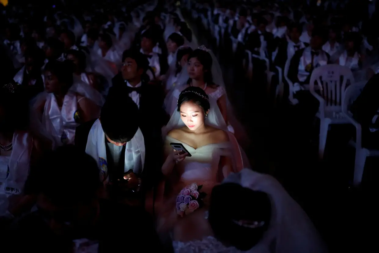 Centenas de noivos durante uma cerimónia numa igreja na Coreia do Sul.