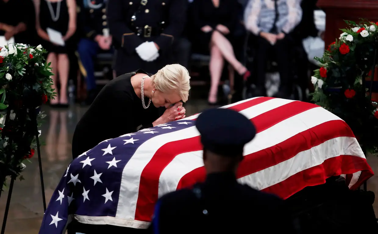 Cindy McCain despede-se do marido, o senador norte-americano John McCain, no Capitólio em Washington.