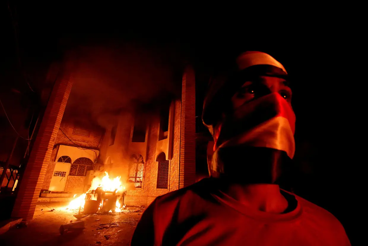 Manifestantes incendeiam o consulado do Irão na cidade de Baçorá, Iraque.